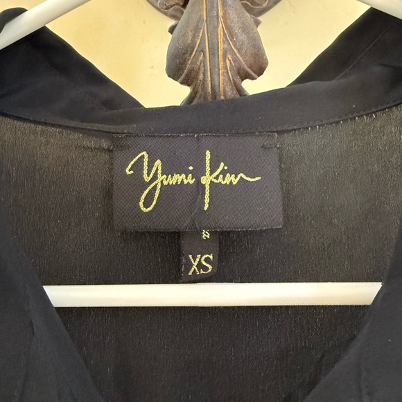 YUMI KIM V-NECK SILK BLOUSE TOP WITH PLEATED DETAIL - BLACK XS - Picture 2 of 5